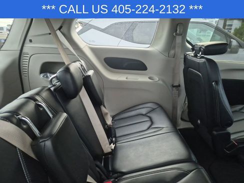 Used 2023 Chrysler Pacifica Touring-L image 25