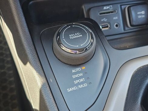 Used 2017 Jeep Cherokee Sport AWD/4WD image 41