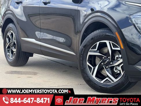 Used 2025 Kia Sportage LX image 11
