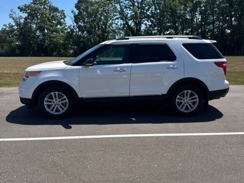 Used 2014 Ford Explorer XLT FWD image 2