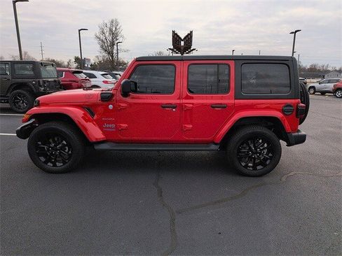 Used 2022 Jeep Wrangler Unlimited Sahara image 4