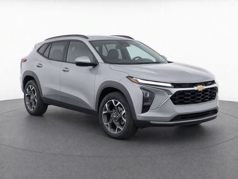 Used 2025 Chevrolet Trax LT w/ LT Convenience Package FWD image 2