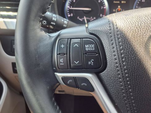 Used 2017 Toyota Highlander XLE AWD/4WD image 18
