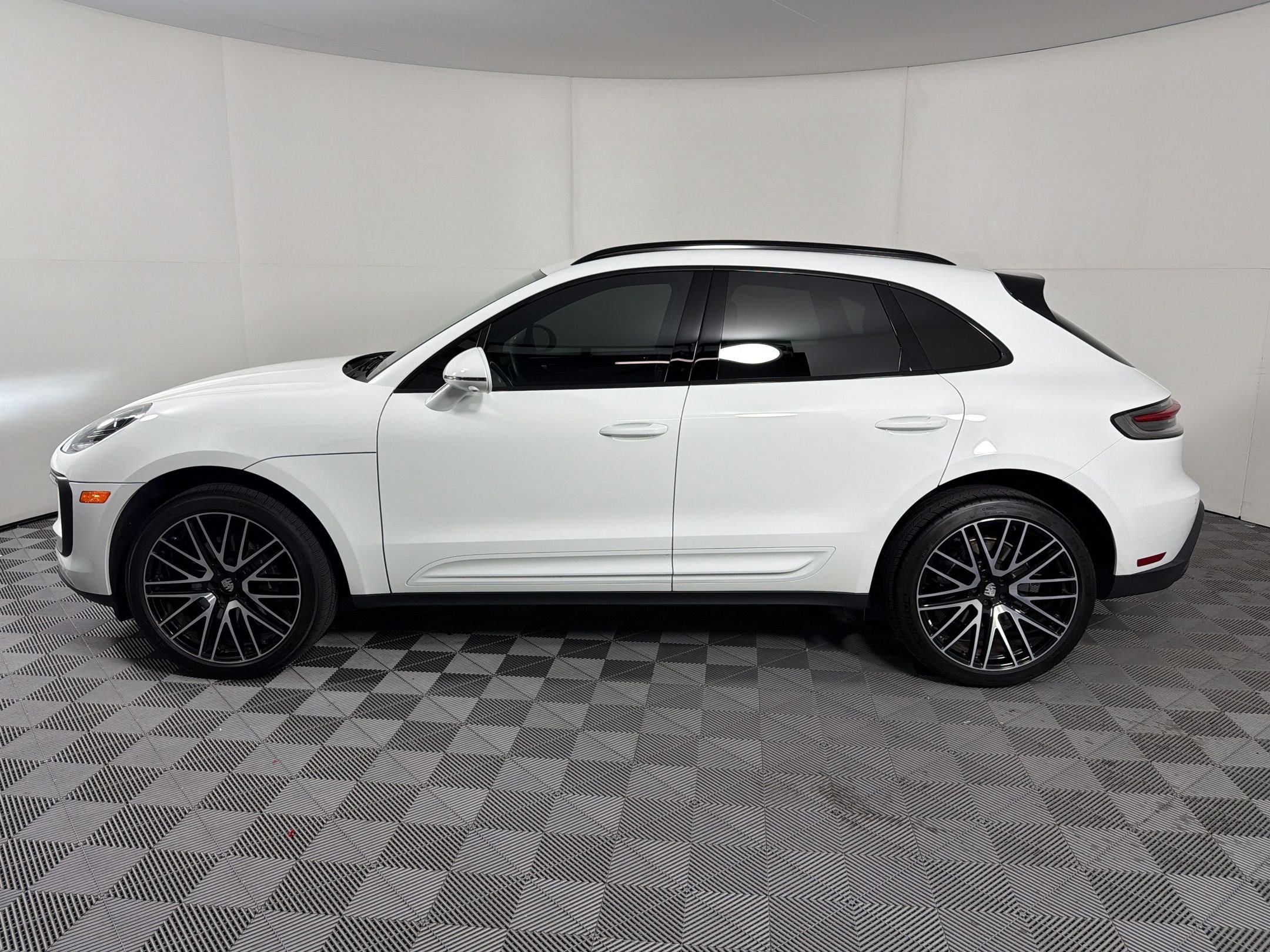 Certified 2025 Porsche Macan AWD/4WD image 2
