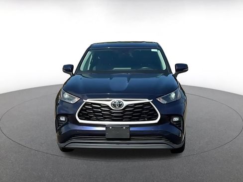 Used 2025 Toyota Highlander LE FWD image 4