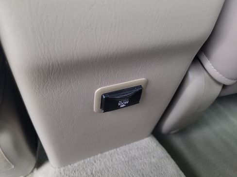 Used 2000 Toyota Avalon XLS FWD image 11