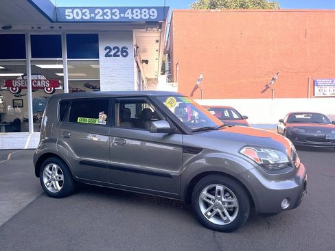 Used 2010 Kia Soul + w/ Audio Pkg FWD image 11