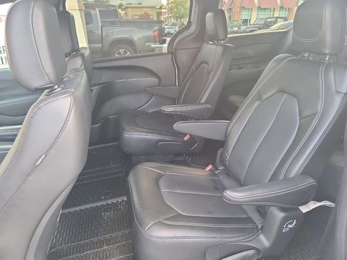 Used 2025 Chrysler Pacifica Select image 25