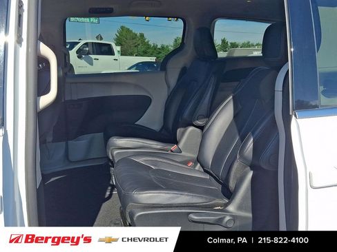 Used 2023 Chrysler Pacifica Touring-L FWD image 11