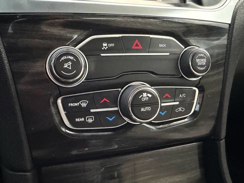 Used 2015 Chrysler 300 Limited w/ Driver Convenience Group image 25