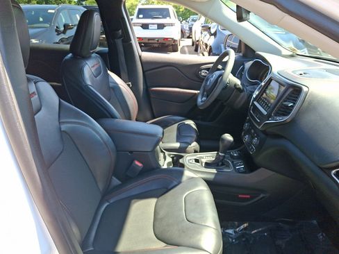 Used 2022 Jeep Cherokee Trailhawk w/ Comfort/Convenience Group AWD/4WD image 12