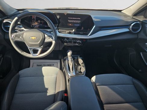 Used 2025 Chevrolet Trax LT w/ LT Convenience Package image 10