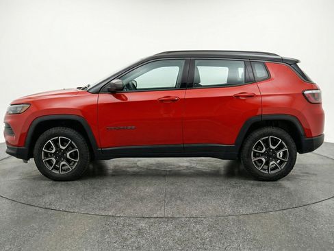 Used 2025 Jeep Compass Trailhawk image 5