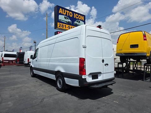 Used 2021 Mercedes-Benz Sprinter 2500 image 2