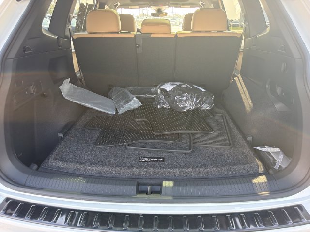 Certified 2024 Volkswagen Tiguan SE R-Line AWD/4WD image 12