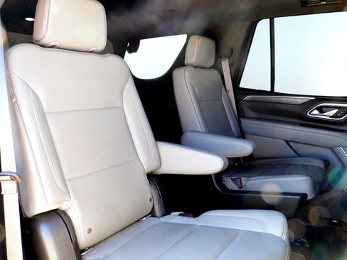 Used 2021 GMC Yukon SLT w/ SLT Premium Package image 29