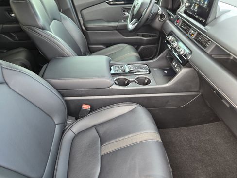 Used 2025 Honda Pilot Touring image 14