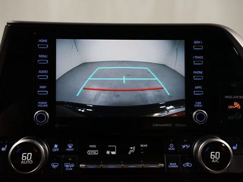 Certified 2021 Toyota Highlander XLE FWD image 18