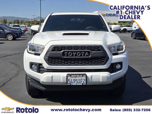 Used 2017 Toyota Tacoma TRD Sport RWD image 2