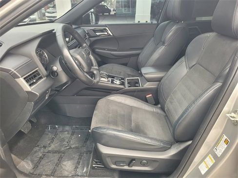 Used 2022 Mitsubishi Outlander SE image 3