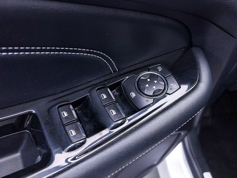 Used 2019 Ford Edge Titanium FWD image 17