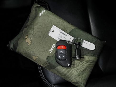 Used 2022 Jeep Wrangler Unlimited Sahara w/ Cold Weather Group image 21