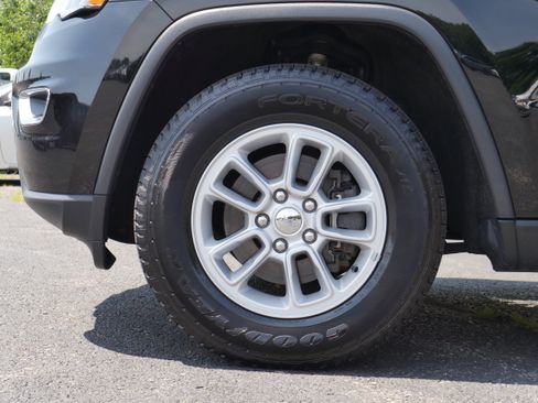 Used 2019 Jeep Grand Cherokee Laredo AWD/4WD image 11
