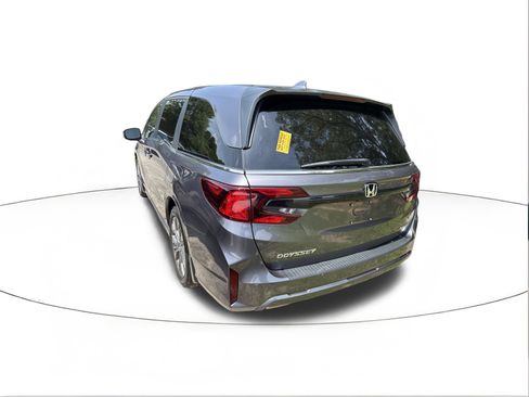 Used 2025 Honda Odyssey Touring image 3