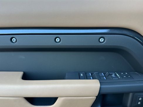 New 2026 Land Rover Defender 110 X-Dynamic SE image 10