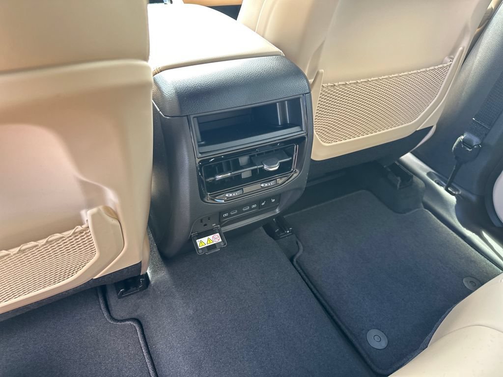 New 2026 Jeep Grand Cherokee Limited w/ Luxury Tech Group II RWD image 34