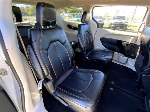 Used 2023 Chrysler Pacifica Touring-L image 18