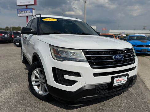 Used 2017 Ford Explorer XLT image 2