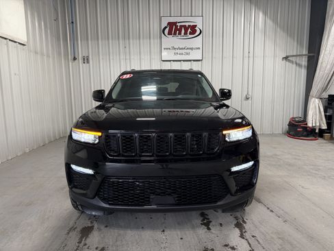 Used 2023 Jeep Grand Cherokee Limited w/ Black Appearance Package AWD/4WD image 17