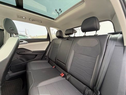 Used 2025 Volkswagen Taos SE image 8