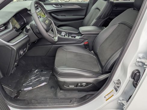 New 2025 Jeep Grand Cherokee L Altitude image 12