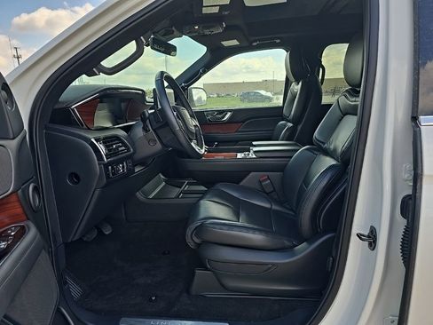 Used 2024 Lincoln Navigator Premiere image 7