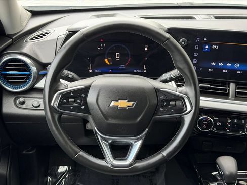 Used 2025 Chevrolet Trax LT w/ LT Convenience Package FWD image 17