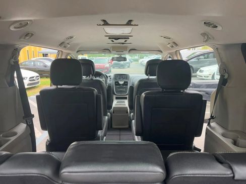 Used 2014 Chrysler Town & Country Touring FWD image 18