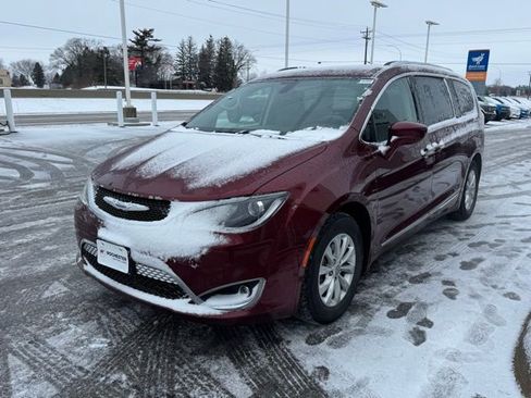 Used 2018 Chrysler Pacifica Touring-L Plus image 33