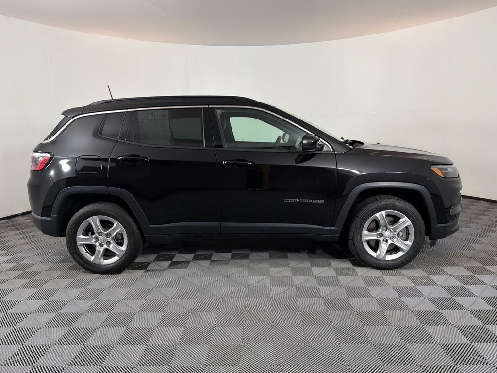 Used 2023 Jeep Compass Latitude AWD/4WD image 2