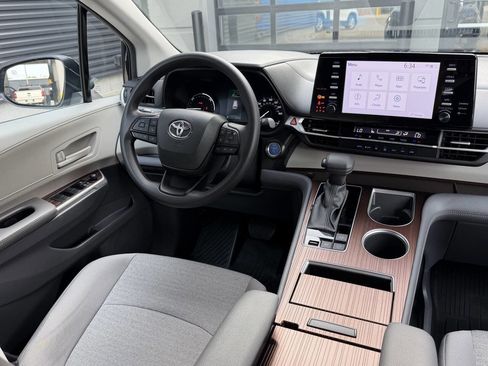 Used 2024 Toyota Sienna LE AWD/4WD image 24