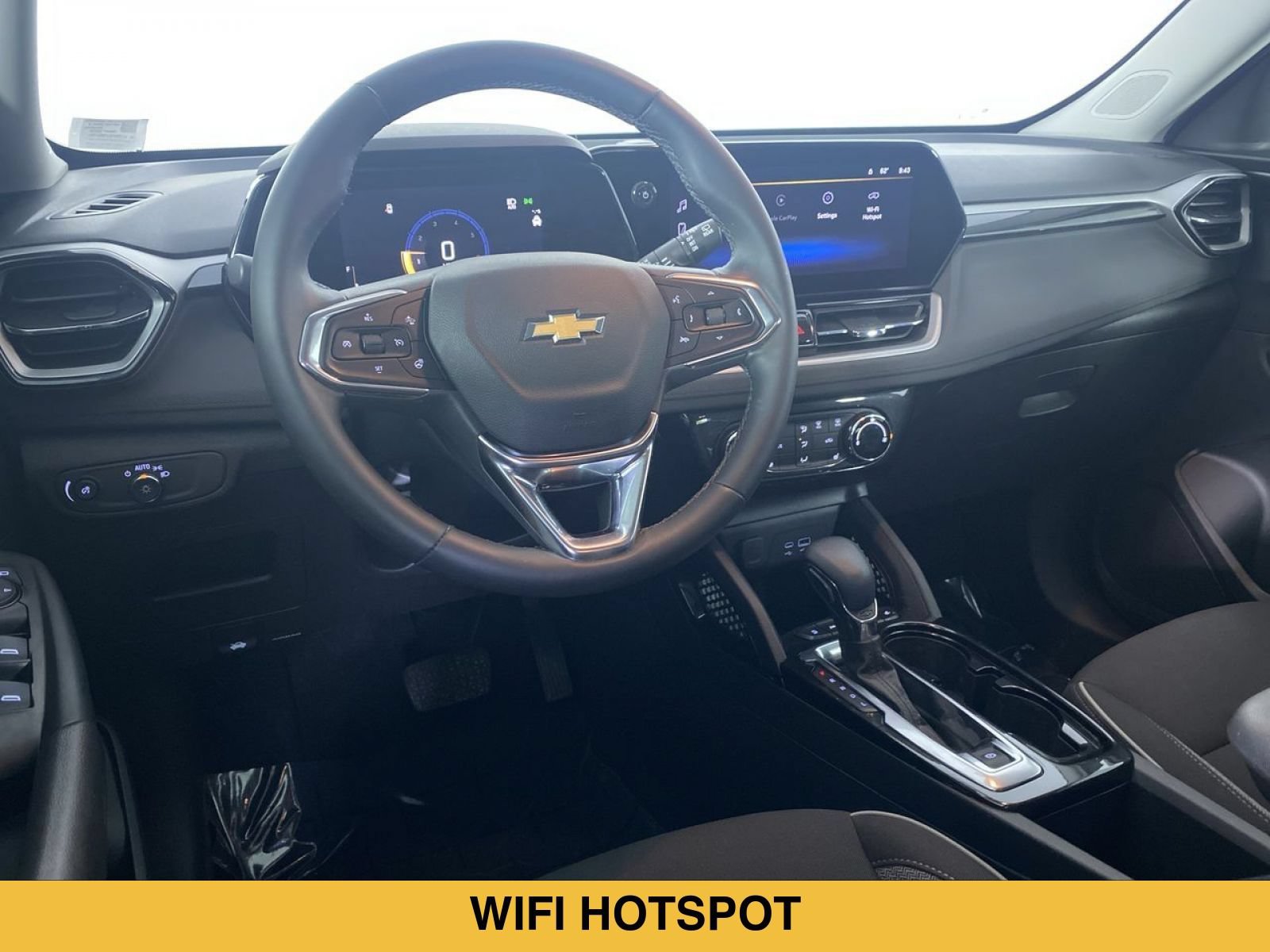 Used 2025 Chevrolet TrailBlazer LT w/ LT Cold Weather Package FWD image 2