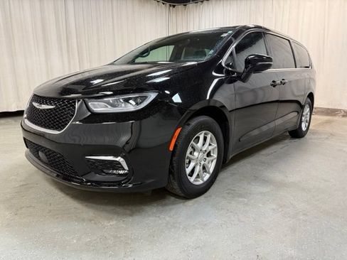 Used 2025 Chrysler Pacifica Select FWD image 11
