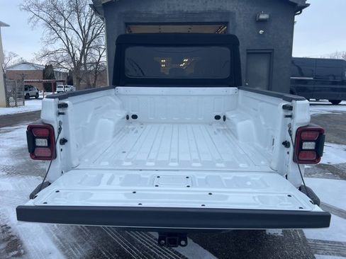 Used 2024 Jeep Gladiator Mojave w/ Technology Group image 23