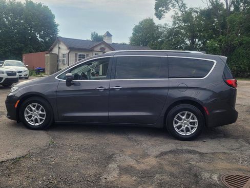 Used 2021 Chrysler Pacifica Touring-L w/ Uconnect Theater Family Group FWD image 5