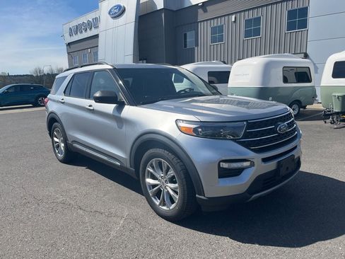 Used 2020 Ford Explorer XLT w/ Equipment Group 202A image 4