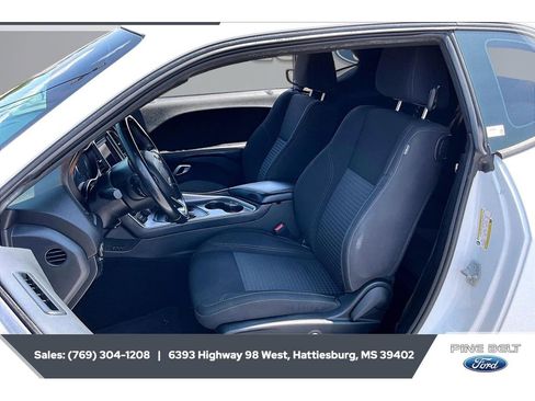 Used 2022 Dodge Challenger SXT RWD image 18