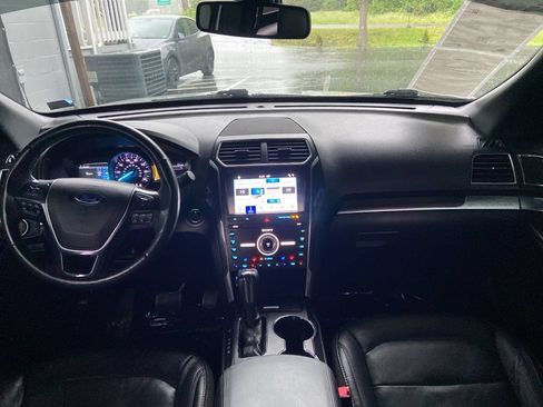 Used 2019 Ford Explorer Limited w/ Ford Safe & Smart Package FWD image 17