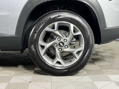 Used 2025 Chevrolet Trax LT w/ LT Convenience Package FWD image 30