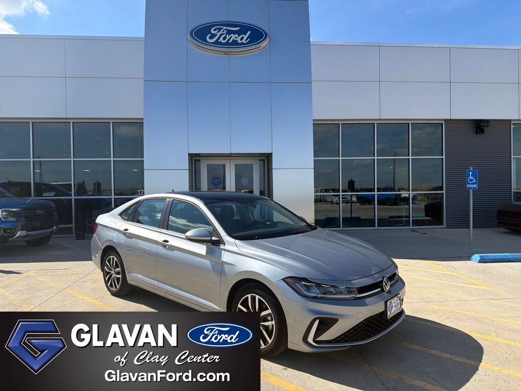 Used 2025 Volkswagen Jetta SE FWD image 1